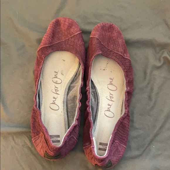 Cute cranberry Toms flats - Picture 1 of 5